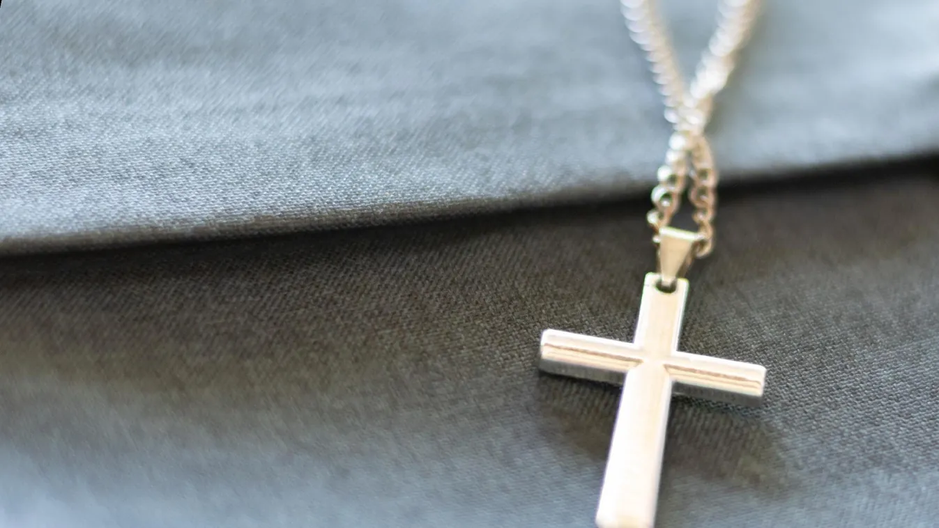 Megtámadtak egy papot Franciaországban