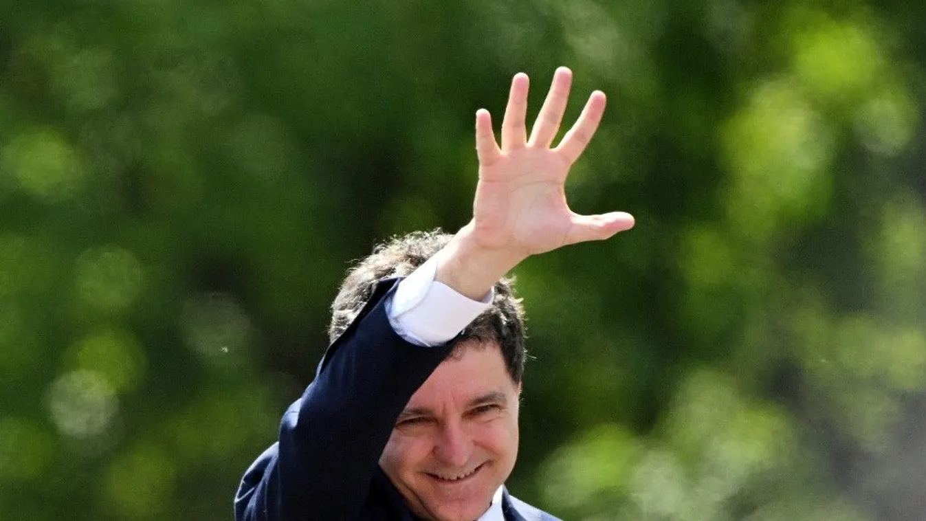 Románia újonnan megválasztott elnöke, Nicusor Dan letette a hivatali esküt