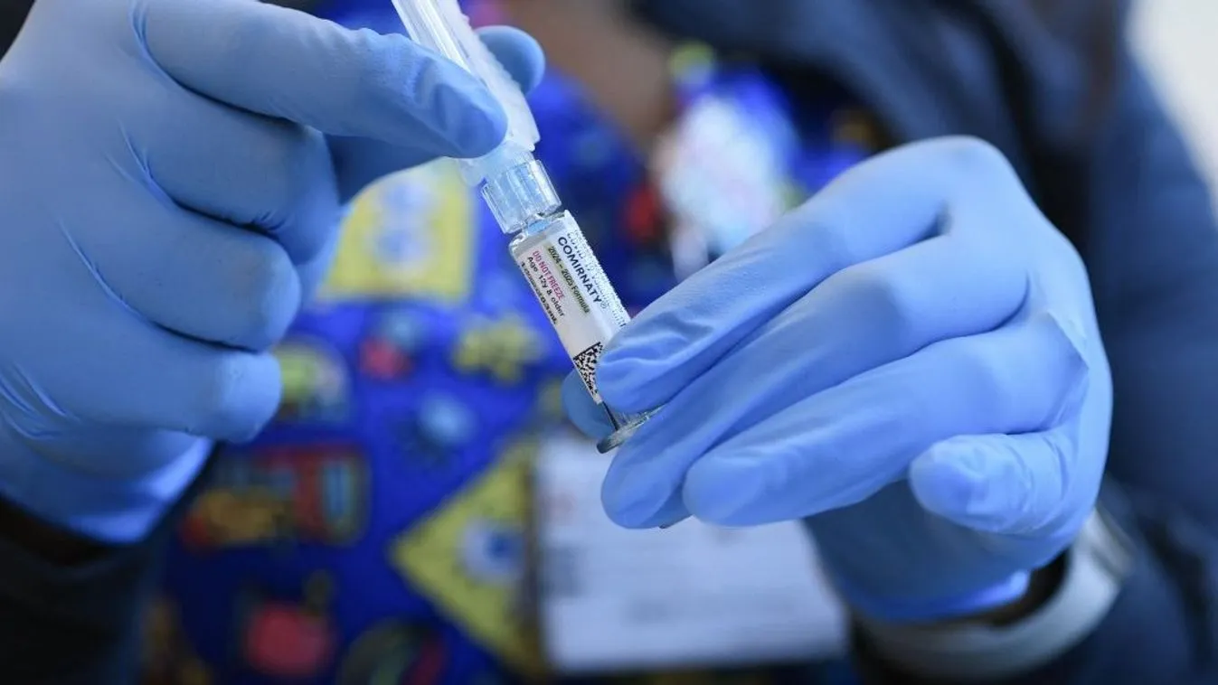 Az amerikai egészségügyi miniszter menesztette az oltásokról döntő szakmai testület tagjait