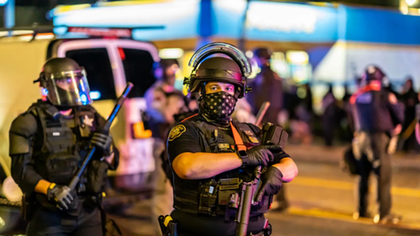 Portland-ben több rendőr megsebesült, Salt Lake City-ben lövöldözés volt a kitoloncolások ellen tartott tüntetésen