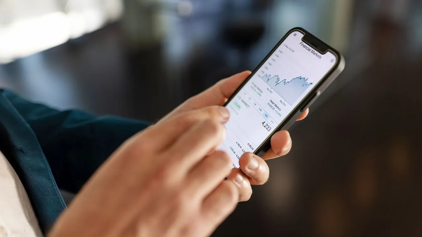 Belemerült a telefonjába, majd liftaknába zuhant