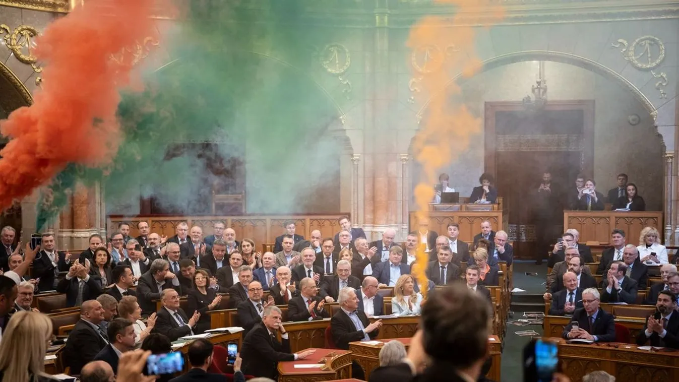 Százmilliós pénzeső a momentumosoknak