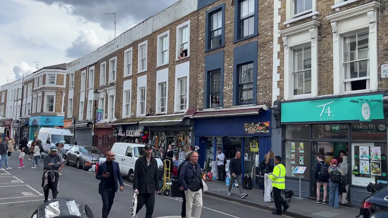 A turisták miatt feketére festették a Portobello Roadon a színes házakat a helyi lakosok + videó