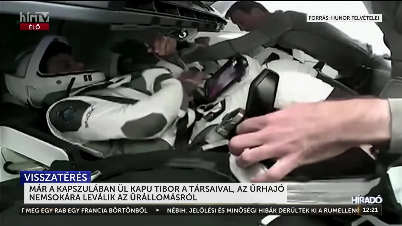 MÁR A KAPSZULÁBAN ÜL KAPU TIBOR A TÁRSAIVAL, AZ ŰRHAJÓ NEMSOKÁRA LEVÁLIK AZ ŰRÁLLOMÁSRÓL