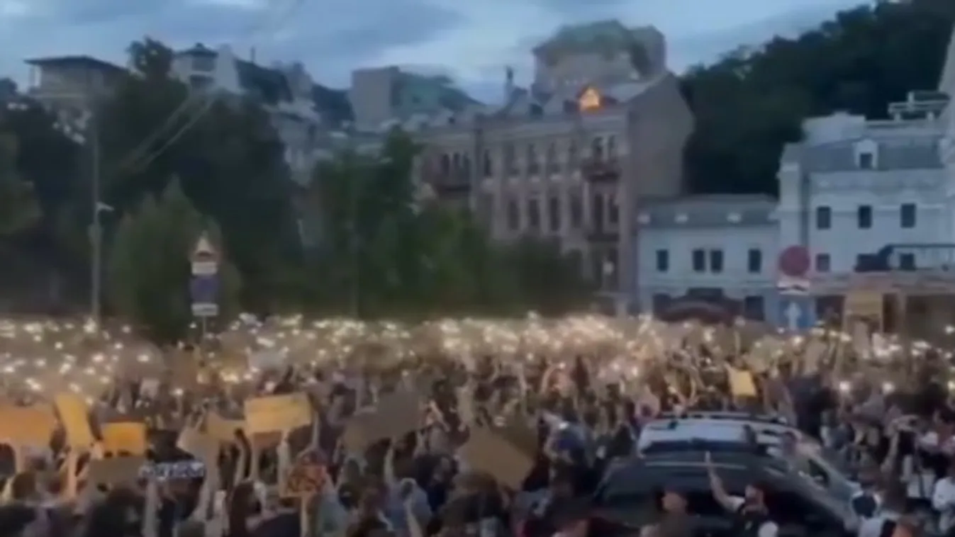 A korrupcióellenes törekvéseket korlátozó új törvény ellen tüntettek Ukrajnában + videó