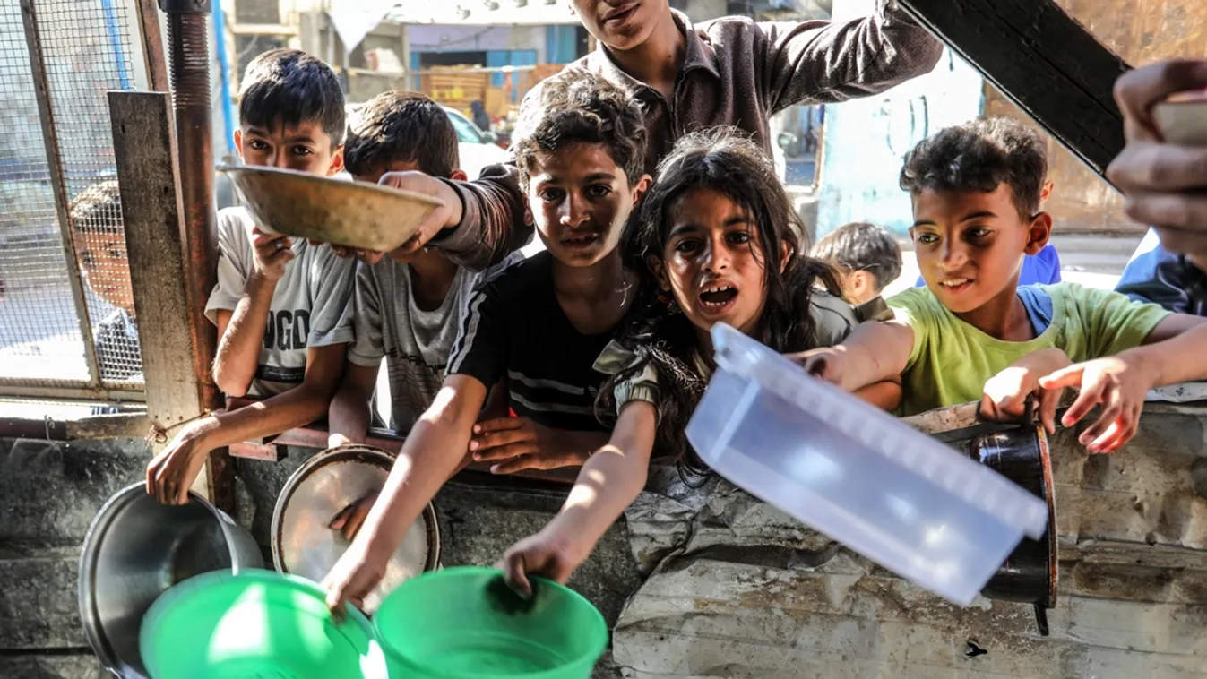 Donald Trump hétfőn bejelentette, hogy az Egyesült Államok élelmiszerközpontokat hoz létre Gázában