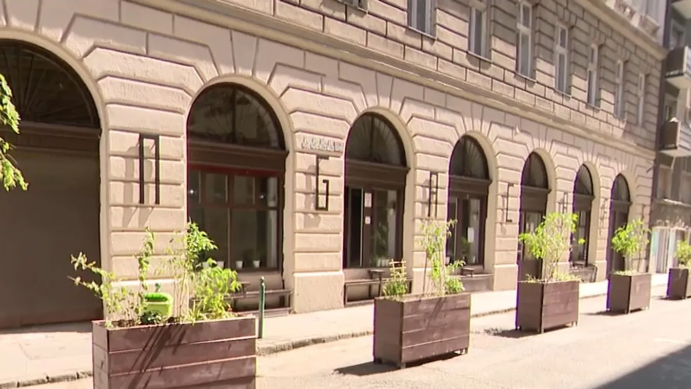 Puzsér Róbert kávézója miatt lezárták a Tűzoltó utca egy részét  + videó