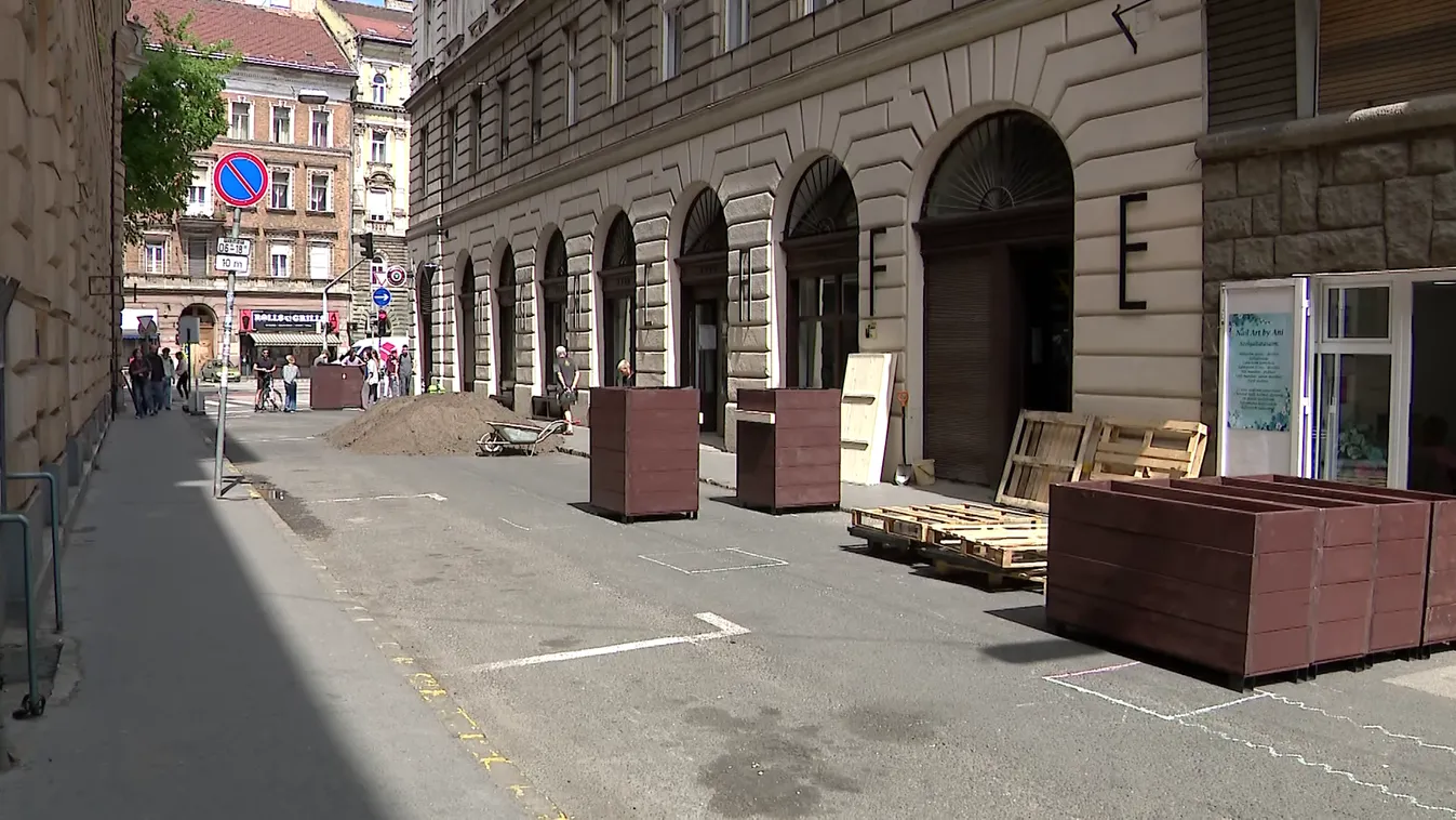 Lezárták a Tűzoltó utca egy részét Puzsér Róbert kávézója miatt + videó