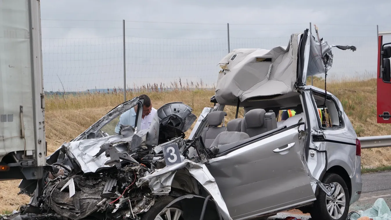 Három felnőtt és egy gyermek meghalt egy, az M1-esen történt horrorbalesetben