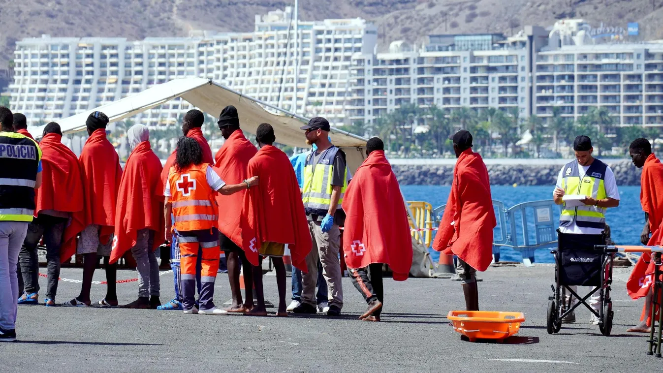 Hatalmas tömeget kellett kimenteni egy lélekvesztőről az óceánon