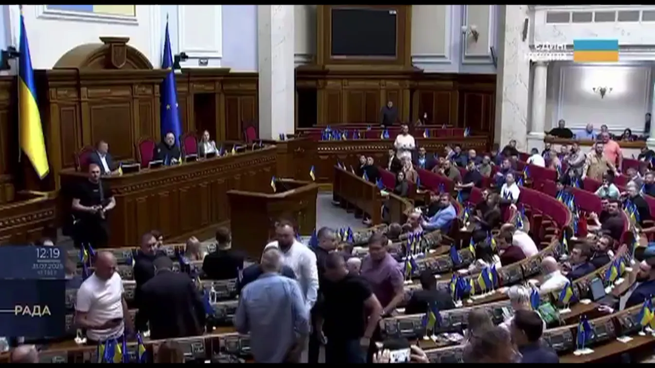 Az ukrán parlament visszavonta a vitatott törvényt, a képviselők lökdösődtek és bemutattak egymásnak + videó