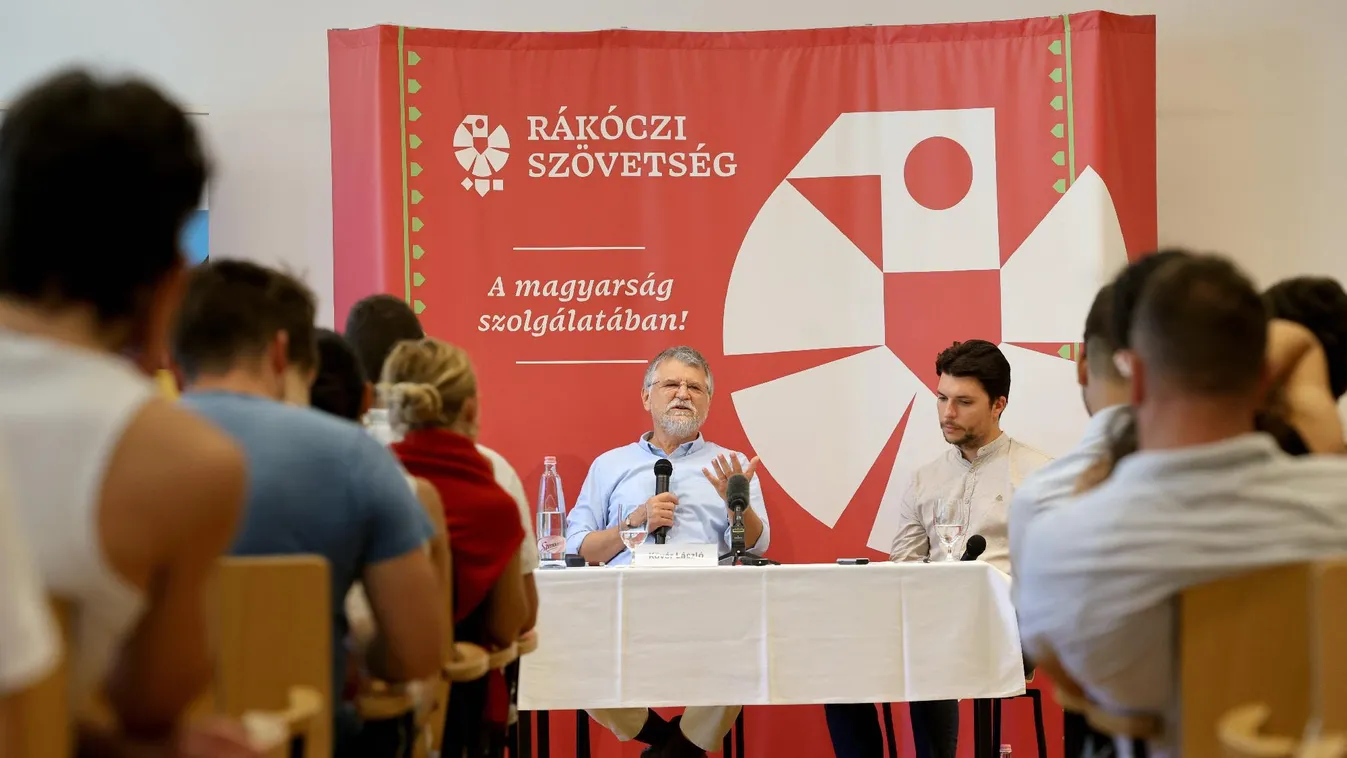 Kövér László szerint alkalmazkodni kell az új kommunikációhoz, és ehhez a fiatalabb generáció segítségére is szükség lesz