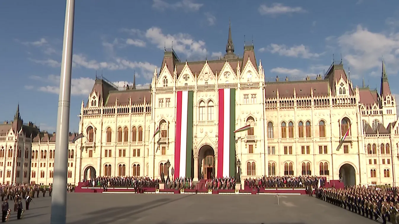 Ünnepélyesen felvonták a nemzeti lobogót a Parlament előtt + videó