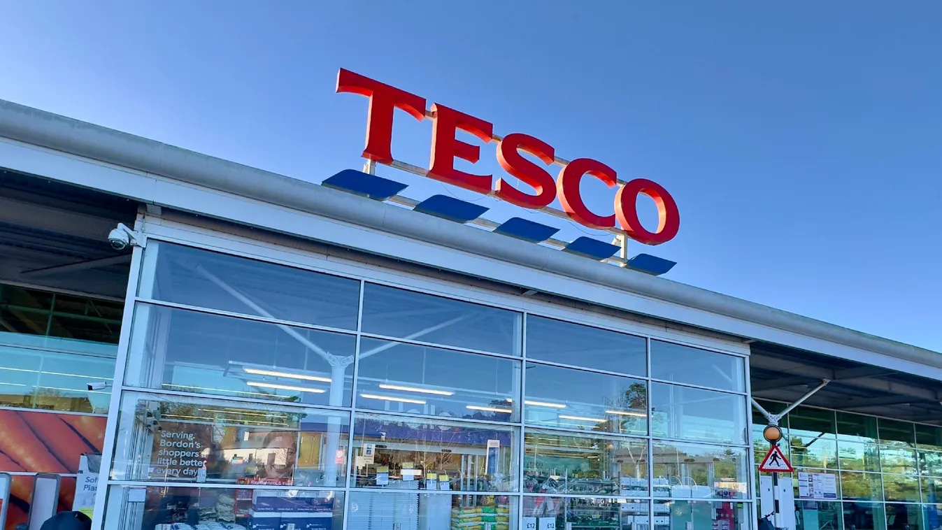 Botrány a brit Tesconál: szendvicsnek látszó süti verte ki a biztosítékot