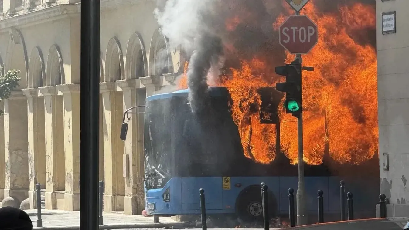 Kigyulladt egy autóbusz a főváros V. kerületében  + videó