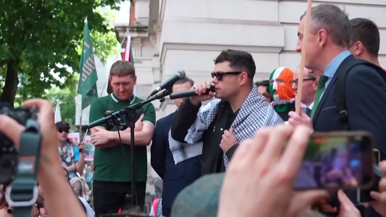 Bíróság elé áll a Magyarországról kitiltott Kneecap egy tagja + videó