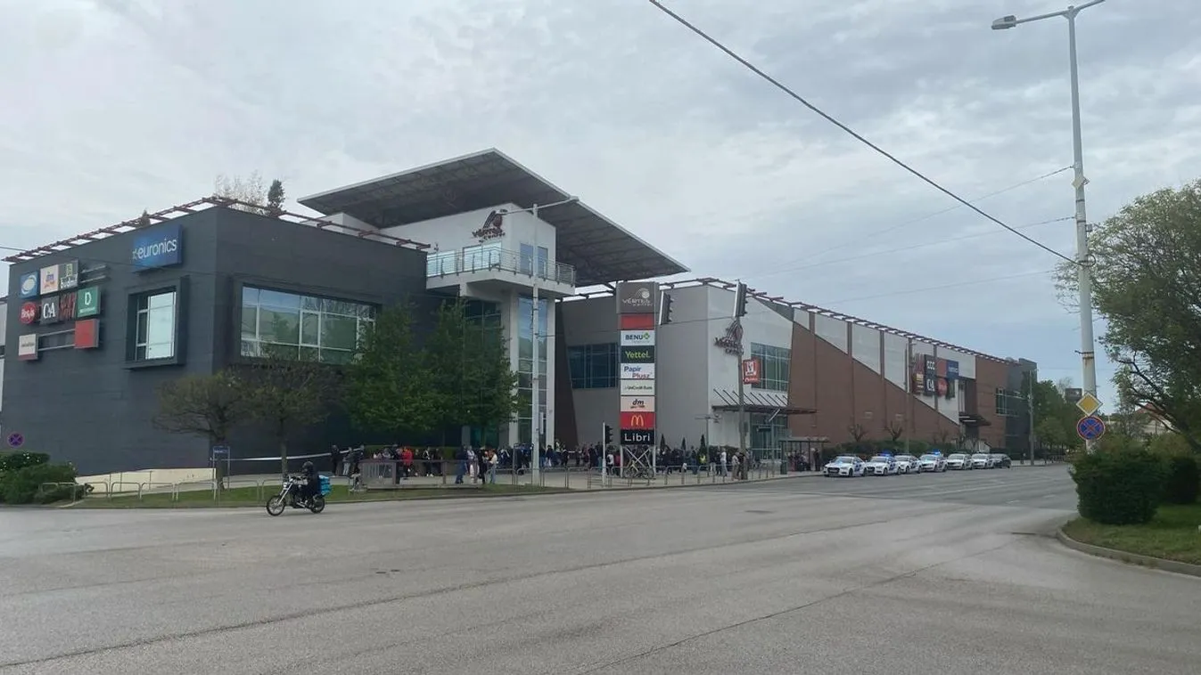 Bombariadó Tatabányán: kiürítették a plázát