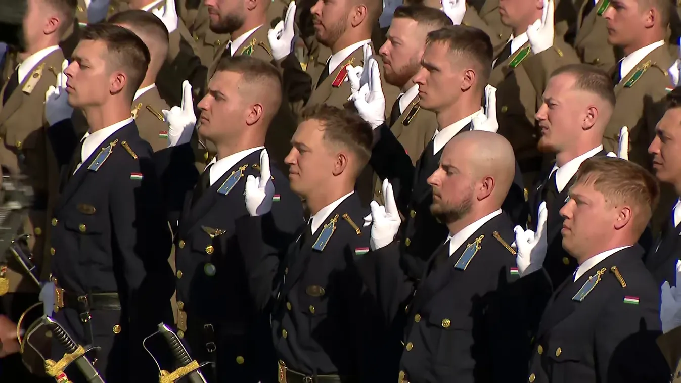 Esküt tettek a Nemzeti Közszolgálati Egyetem újonnan végzett honvédtisztjei