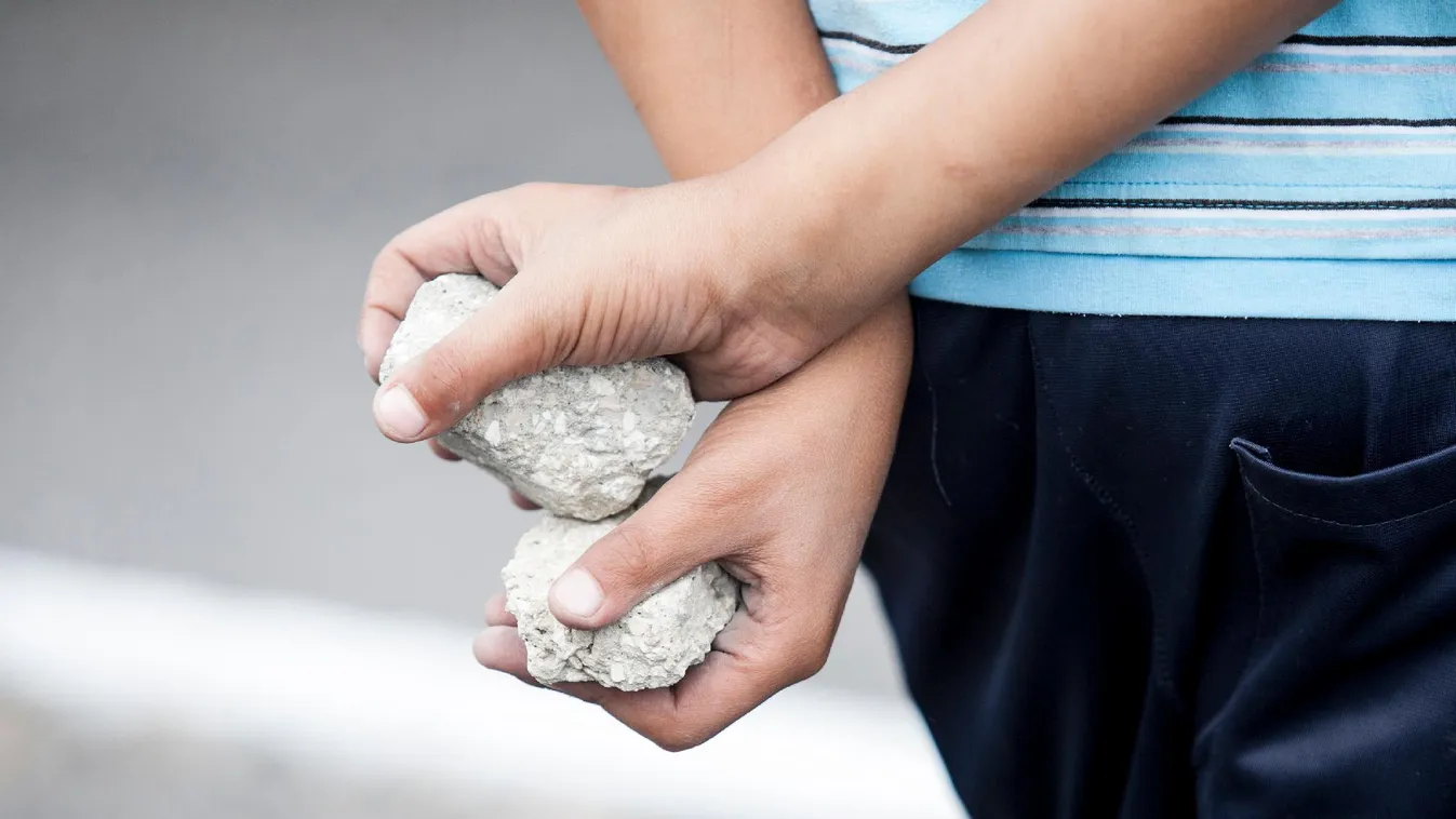Játszótéren dobtak fejbe kamaszok egy nőt