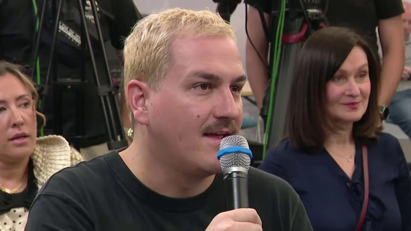 Sunyi pillanatok a Kormányinfón: a 444 újságírója titokban fotózgat, de ki a szőke riporter moralistája?