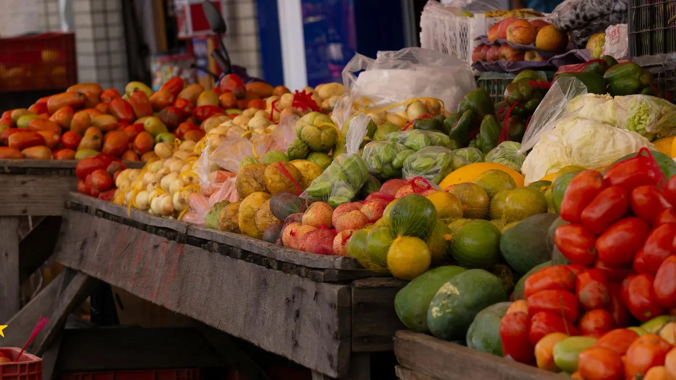 Illegális zöldség-gyümölcs kereskedőket ért tetten a rendőrség és az NKFH