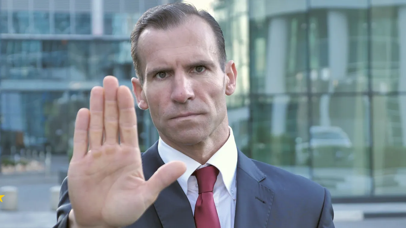 Európai ország: Brutálisan kirángatják a férfit az autójából Ukrajnában – tovább zajlik a kényszersorozás + videó