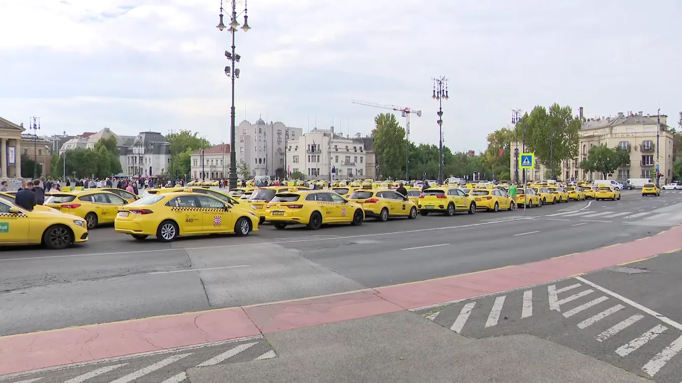 Utcára vonultak a taxisok, hogy a Városházán készülő rendeletmódosítás ellen tiltakozzanak + videó