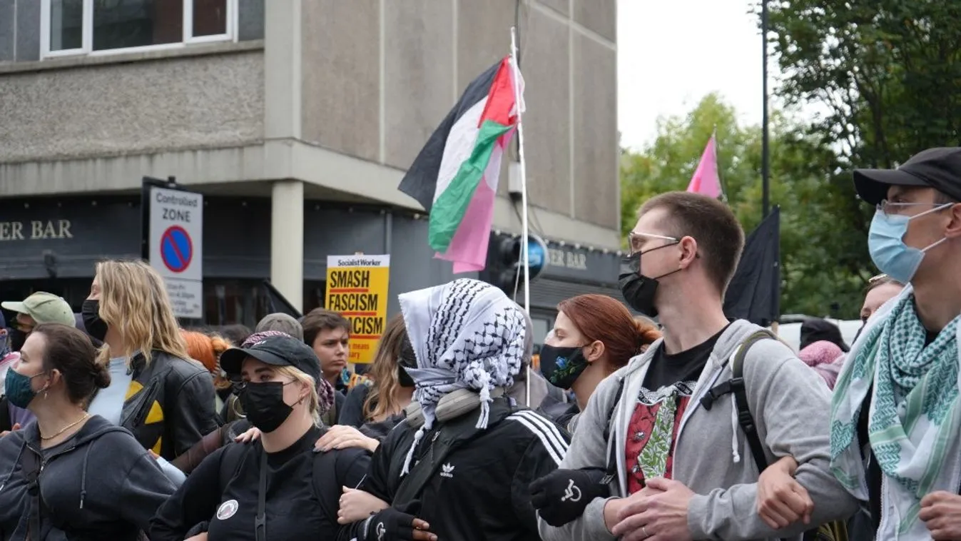 Kemény szigorítás jön: mostantól ki kell érdemelni a letelepedést Nagy-Britanniában