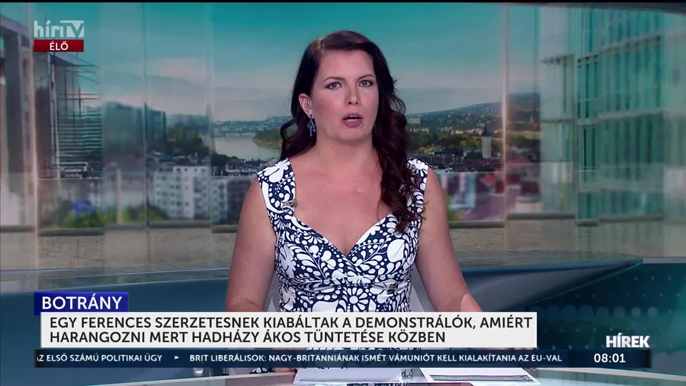 Egy ferences szerzetesnek kiabáltak a demonstrálók, amiért harangozott Hadházy Ákos tüntetése közben