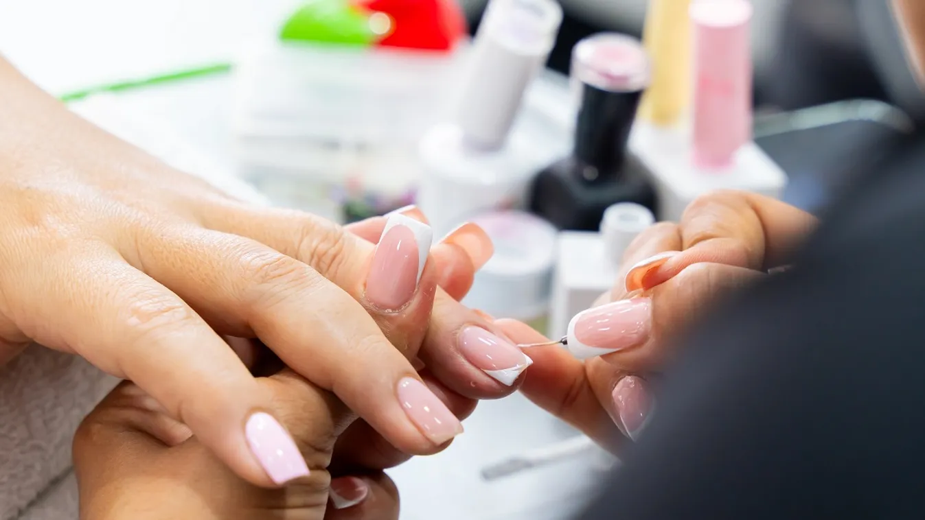 Egy súlyos urológiai probléma elkerülése érdekében kellett lecserélni a műkörmösök népszerű lakkját