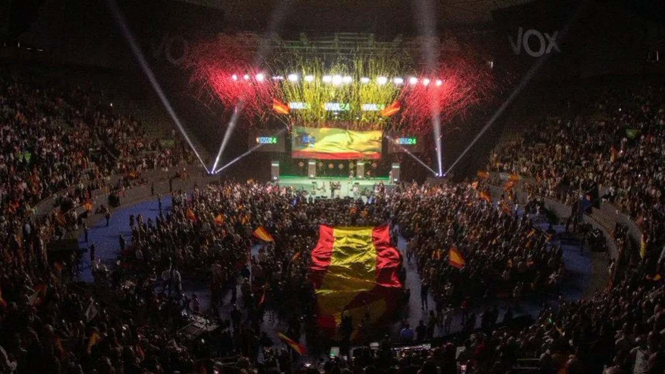 Zászlókat magasba, készüljetek a győzelemre – Madridban hallgatták ezrek Orbán Viktor üzenetét + videó