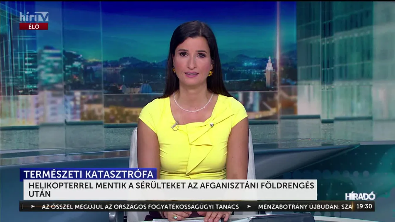 Helikopterrel mentik a sérülteket az afganisztáni földrengés után