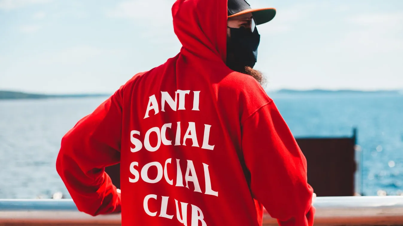 Szijjártó Péter: Az Európai Parlament segít a bűnözőknek menekülni