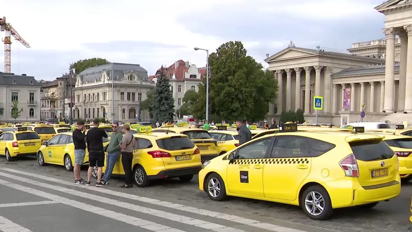 Utcára vonultak a taxisok, hogy a városházán készülő rendeletmódosítás ellen tiltakozzanak  + videó