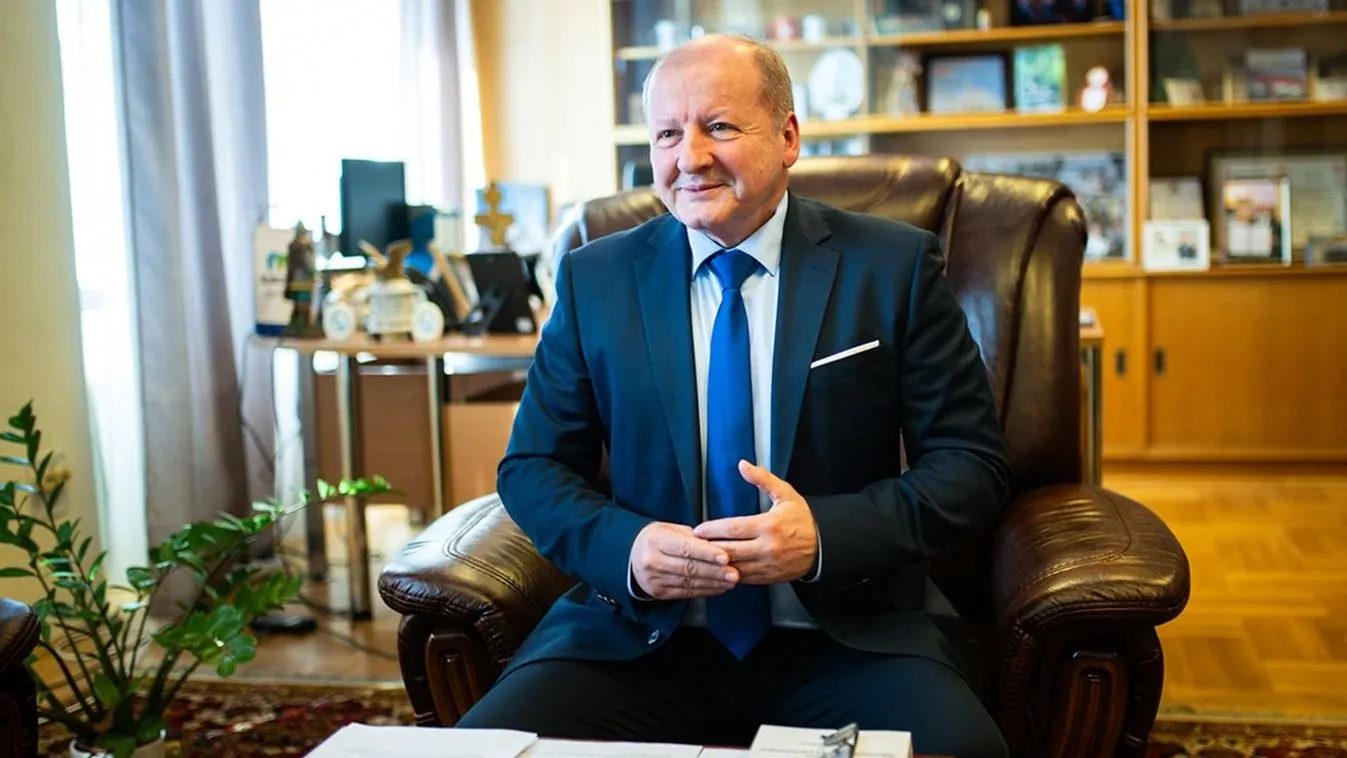 Simicskó István: Megalapozott jövőképet adunk a fiataloknak