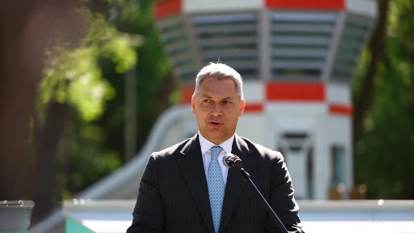 Közlekedésinfó: Lázár János szerint sikerült kihúzni a kátyúból a MÁV-ot