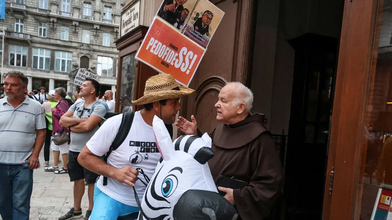 Zavarta Hadházy tüntetőit a templom harangozása – verbális támadással adtak hangot nemtetszésüknek + videó