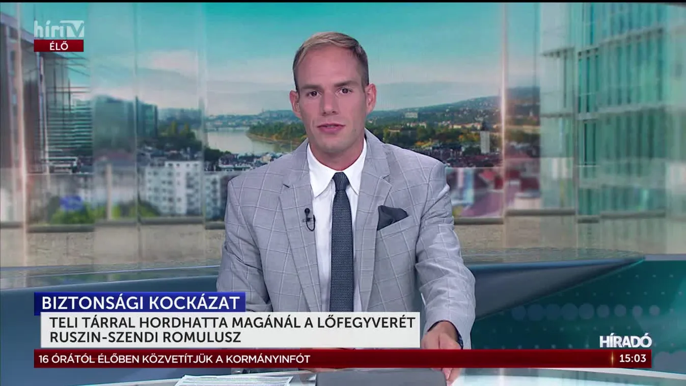 TELI TÁRRAL HORDHATTA MAGÁNÁL A LŐFEGYVERÉT RUSZIN-SZENDI ROMULUSZ