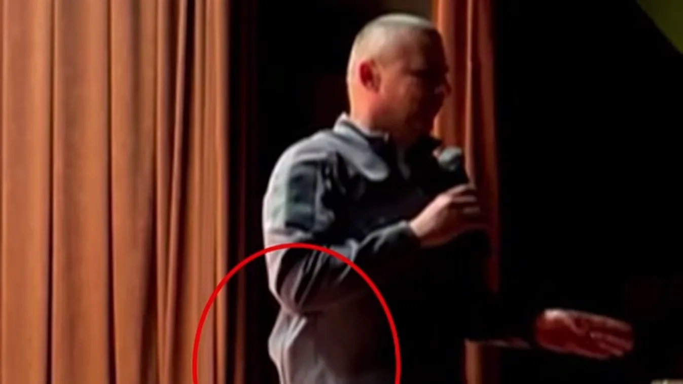 Fegyvernek látszó tárggyal jelent meg emberek között Ruszin-Szendi Romulusz + videó