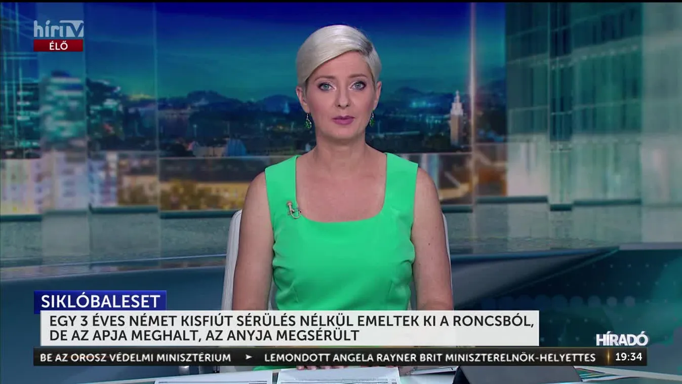 EGY 3 ÉVES NÉMET KISFIÚT SÉRÜLÉS NÉLKÜL EMELTEK KI A RONCSBÓL, DE AZ APJA MEGHALT, AZ ANYJA MEGSÉRÜLT