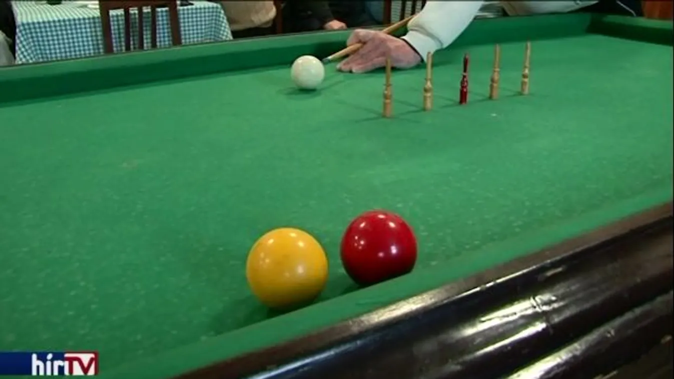 Koccantak a golyók, egymás kilökése, ledöntése a cél