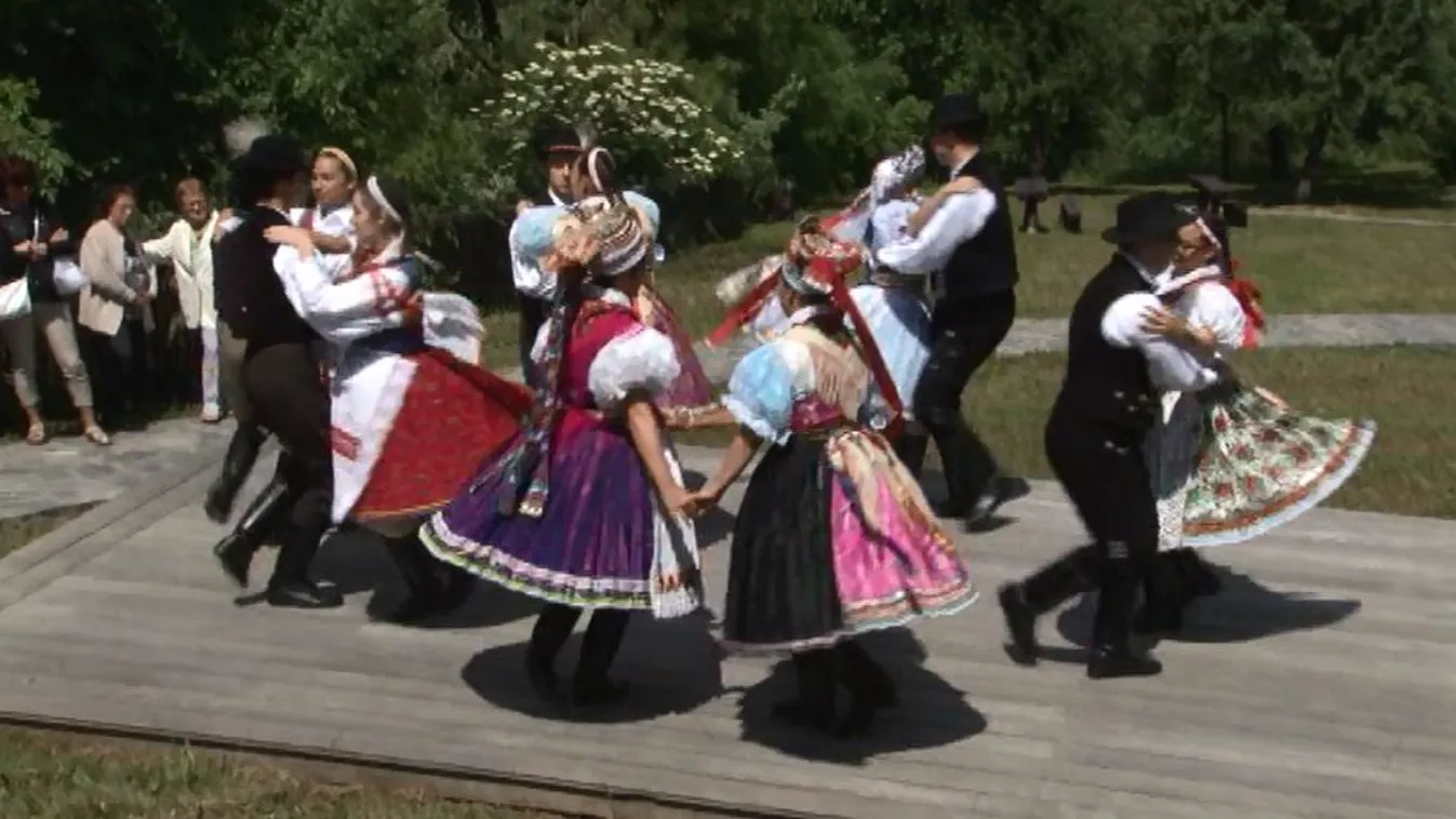 Hagyományőrzés és népviseleti bemutató Hollókőn Pünkösd alkalmával