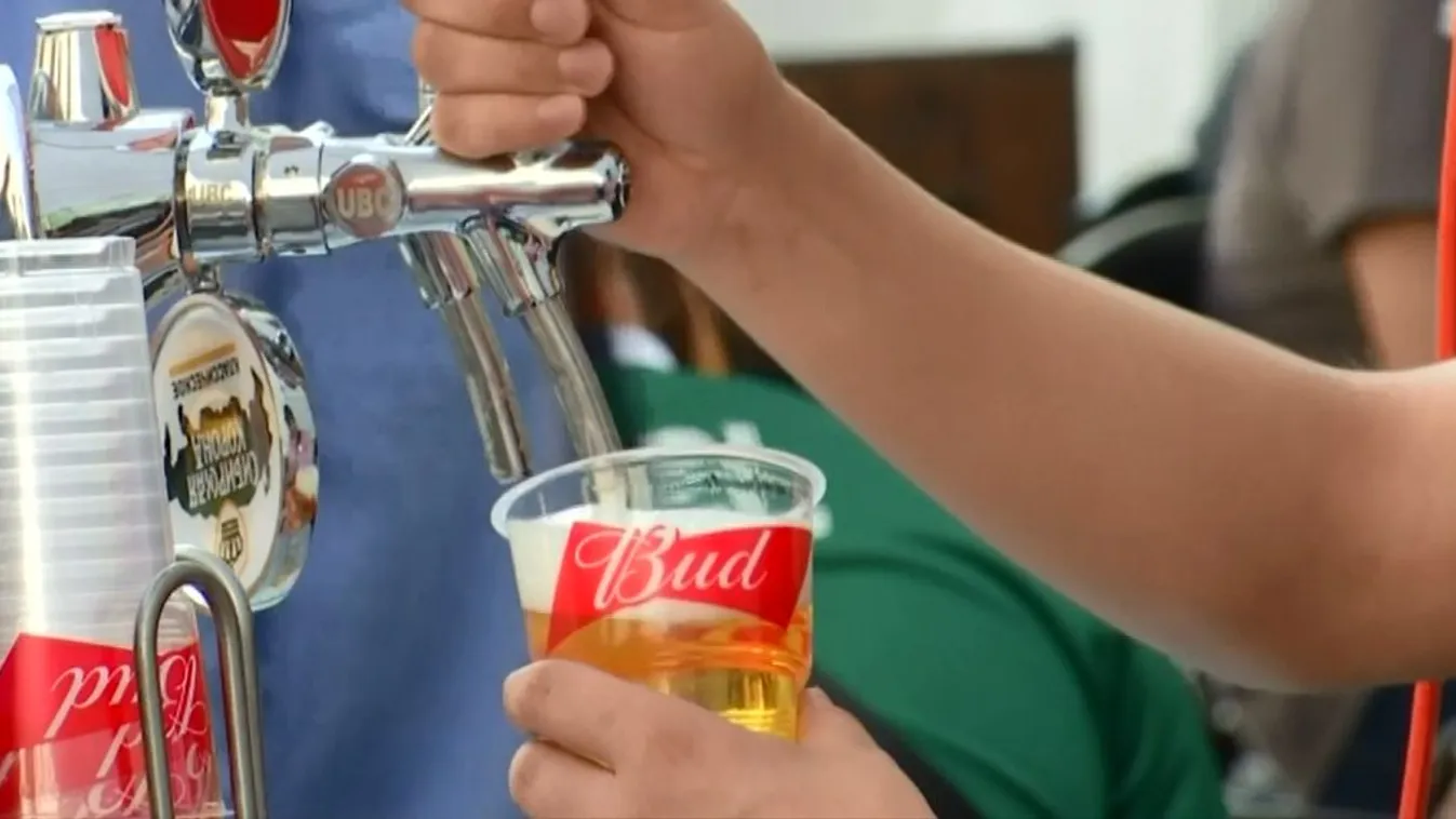 A szurkolók kiisszák a söröket az orosz kocsmákból