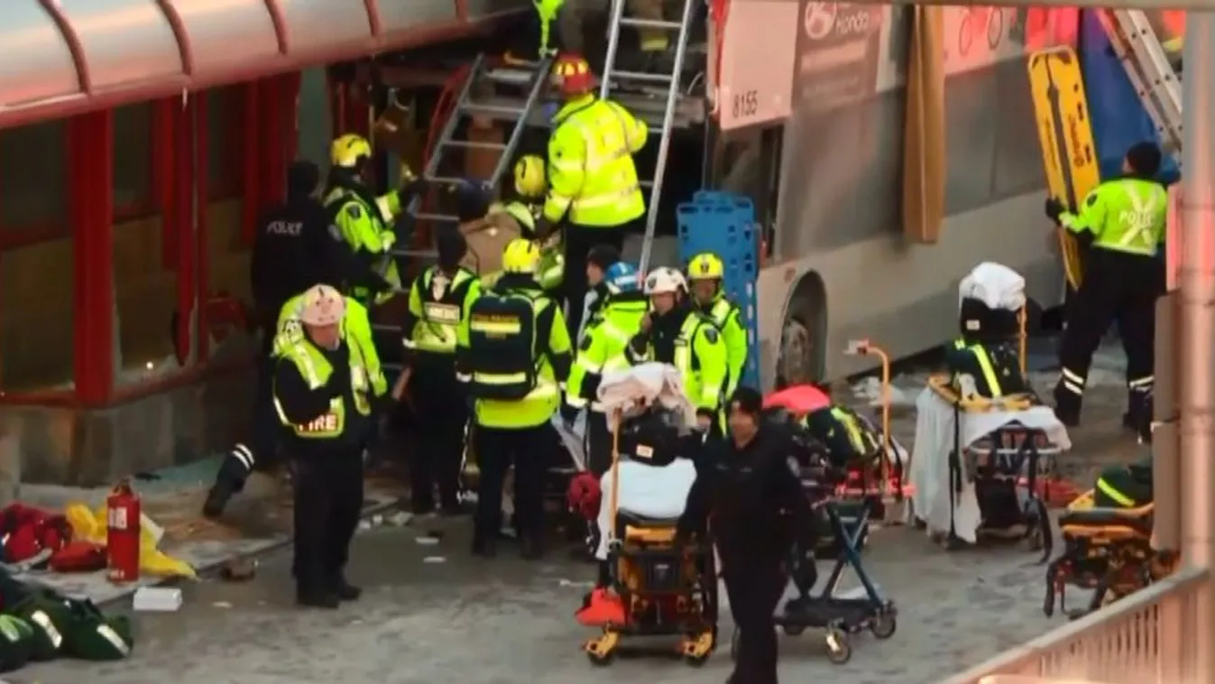 Buszmegállóba hajtott egy emeletes busz