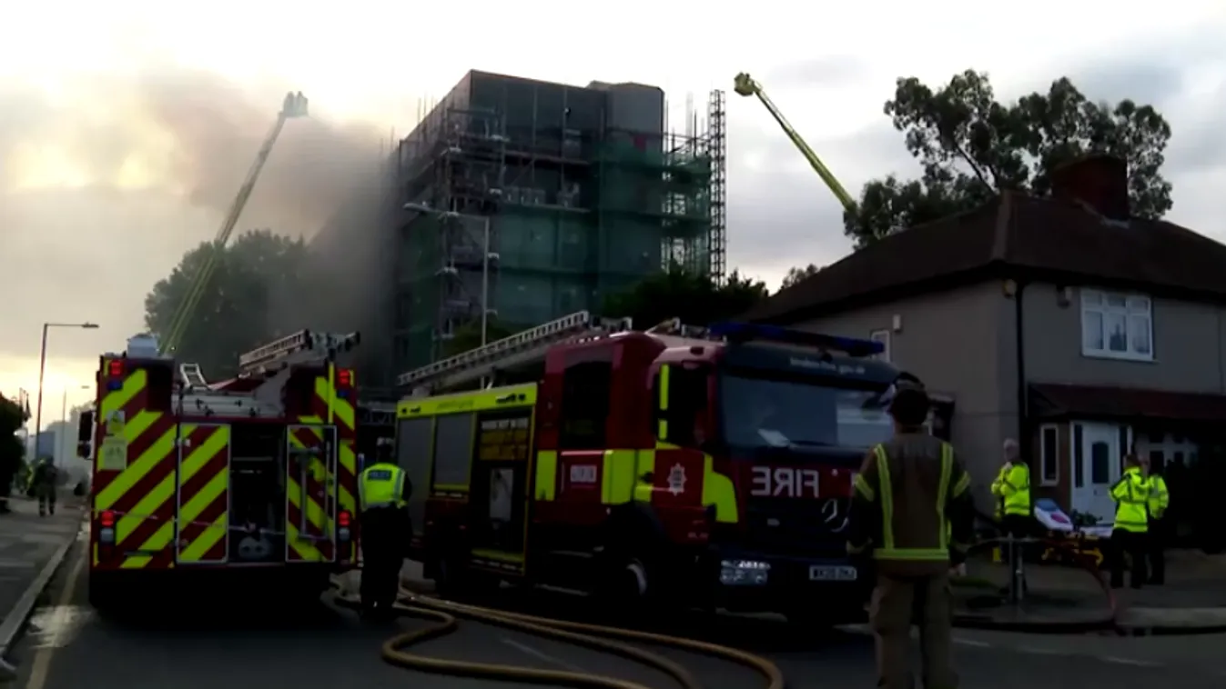 Több mint száz ember kellett evakuálni egy lángokban álló épületből Londonban