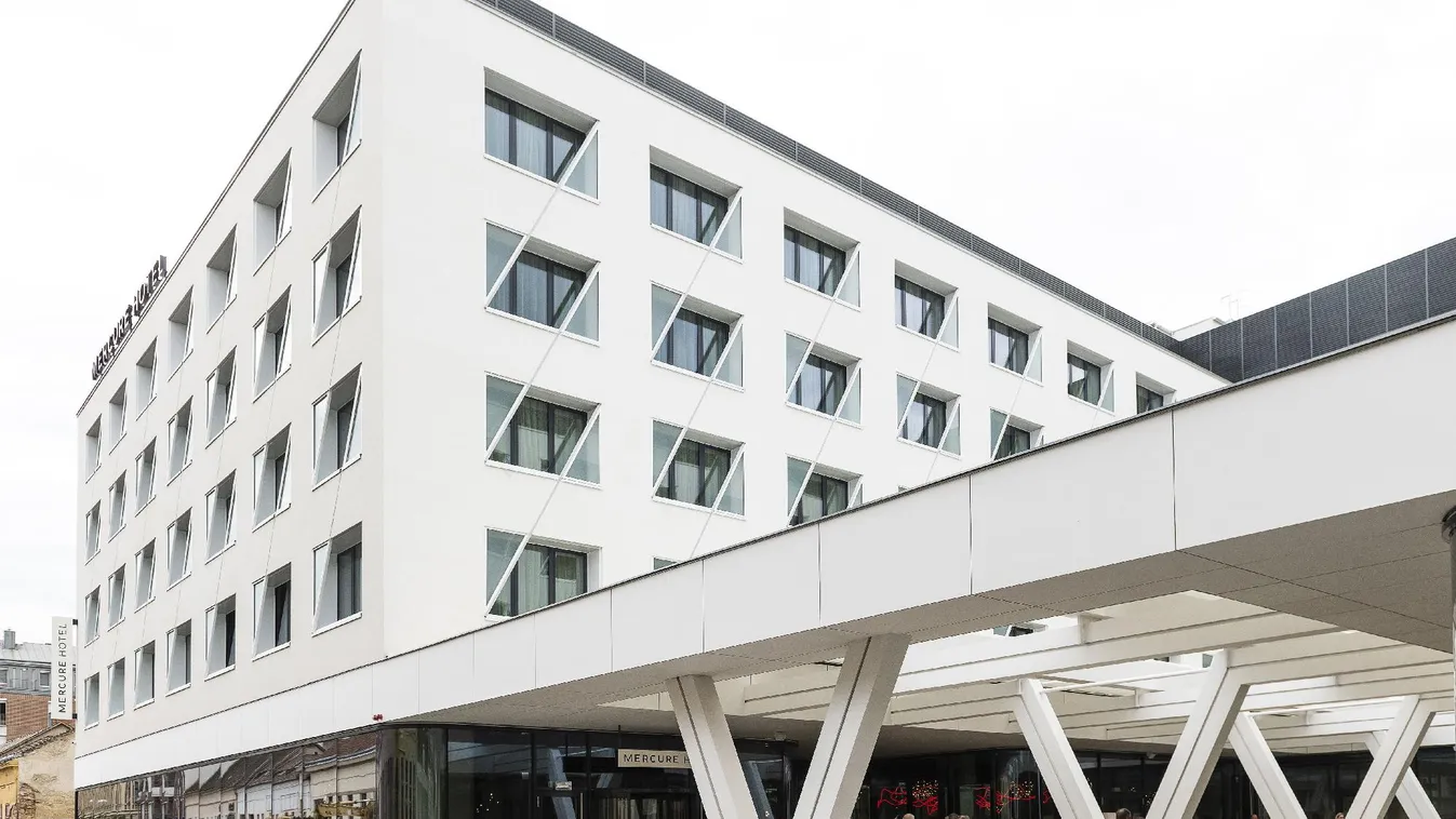 Gulyás Gergely négycsillagos szállodát adott át Debrecenben