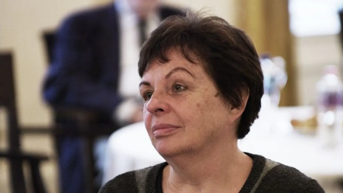 Először kapja nő a Babits-szobrot