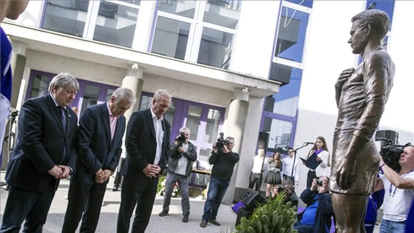 Felavatták a legendás Szusza Ferenc szobrát