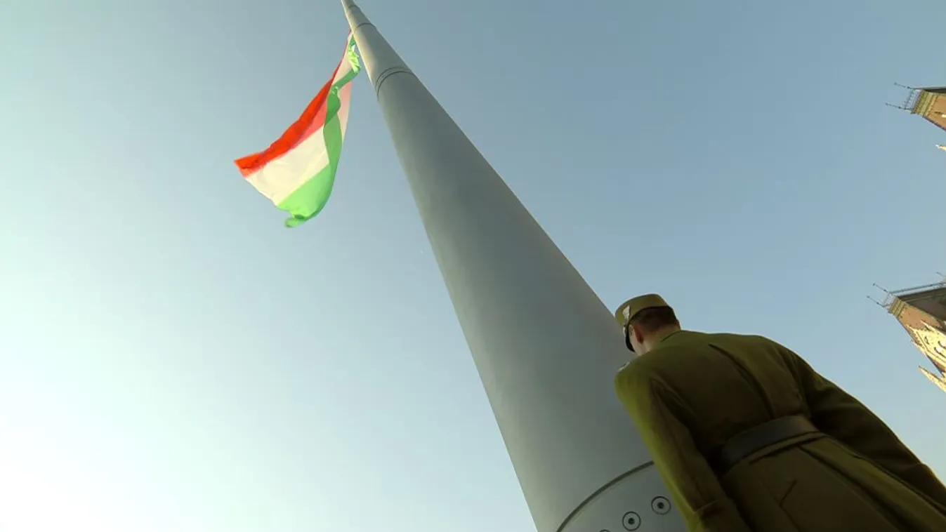 Felvonták a nemzeti lobogót az Országház előtt