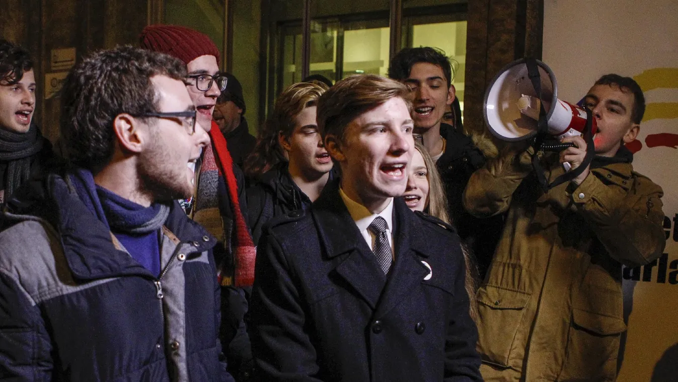 Utcára vonulnak a diákok Kaposváron